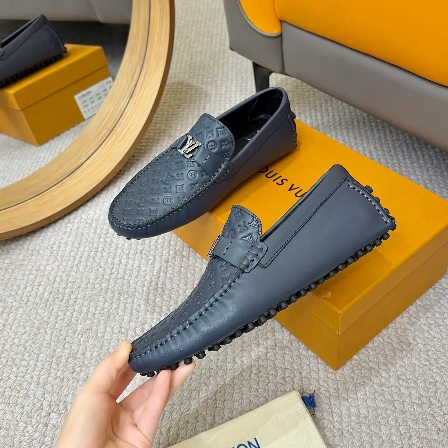 Men's men's shoes 💰420 (Yangli) LV 2⃣️0⃣️2⃣️5️⃣Spring and summer counter GLORIA series models ✈️Original factory special leather production, original last type. A classic driving slip-on casual shoe that shows an elegant style with exquisite craftsmanship details such as Monogram embossing all over the upper🌀Italian imported calfskin fabric Sheepskin foot pads➕Inside～Private mold replica sole Unique style Comfortable driving slip-on Size: 4-12 (38-46) Comes with [Counter packaging: original box, wrapping paper, card, instruction manual, shoehorn, cloth bag] No pressure to enter and leave the counter!